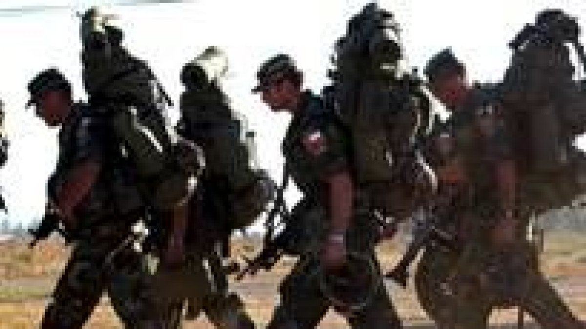 Un grupo de integrantes del ejército de Chile se dirige a Haití
