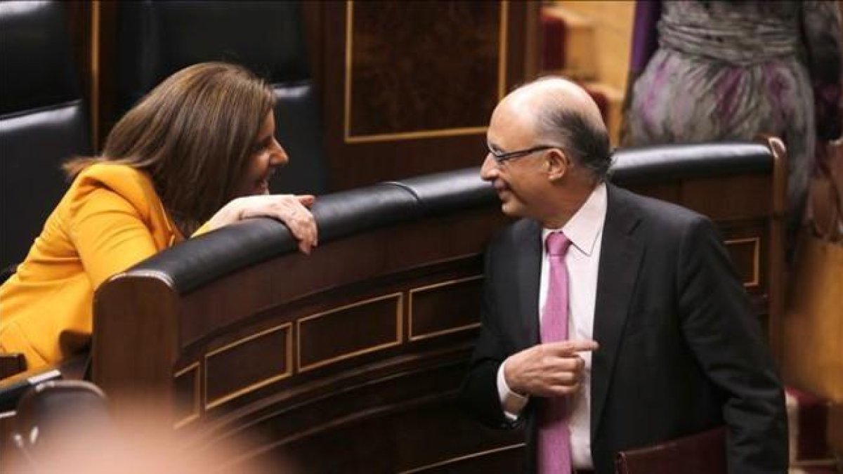 La ministra de Empleo, Fátima Báñez, y el ministro de Hacienda, Cristóbal Montoro, en un pleno del Congreso.