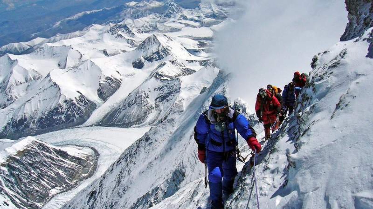 La cota más aceptada sobre la altura del Everest, establecida en 1954, es de 8.848 metros.