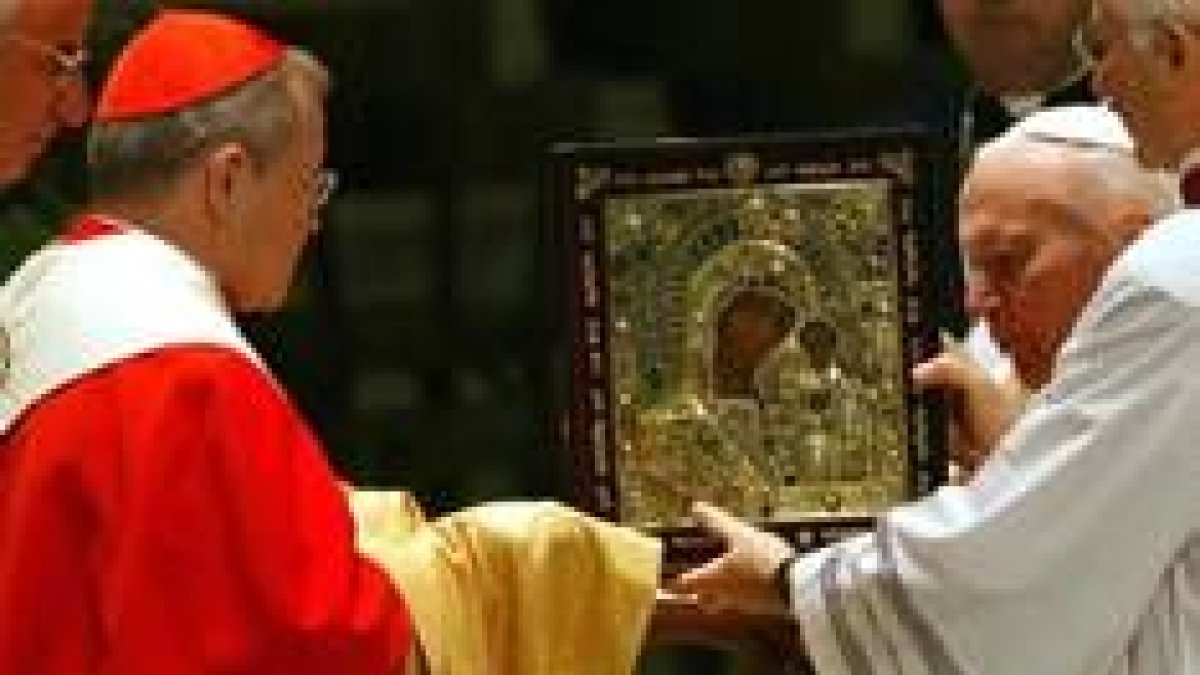 Imagen del Papa devolviendo el icono de la Madonna de Kazan