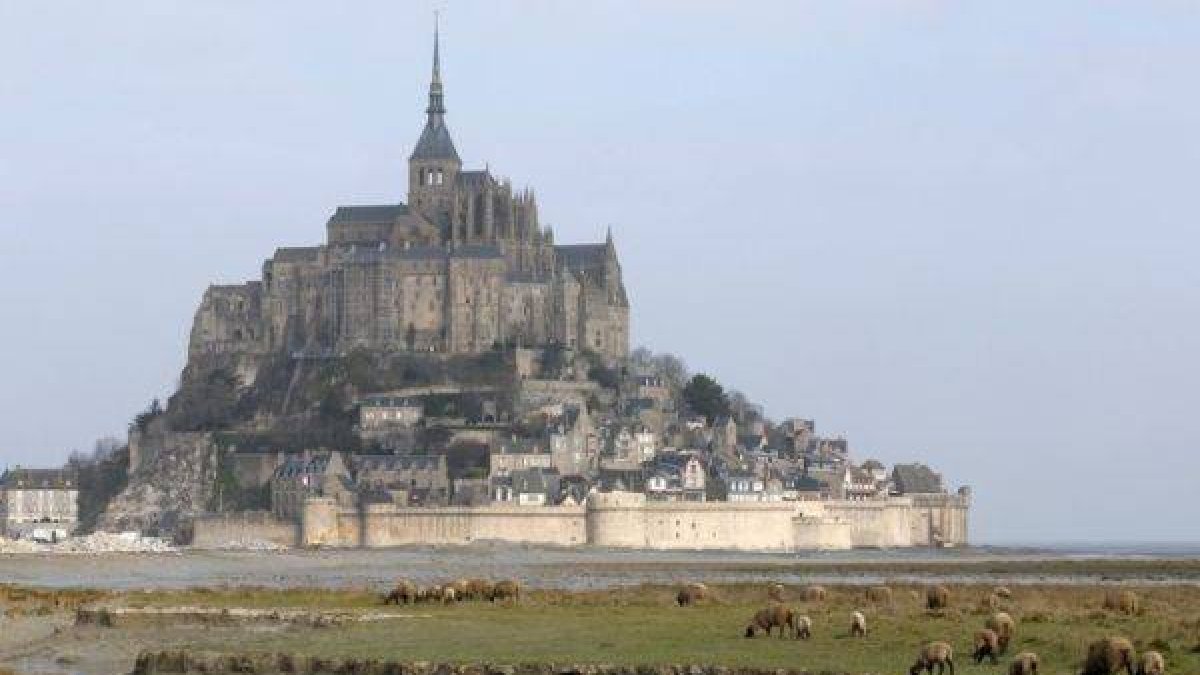 La marea viva llega hasta el monte Saint Michel.
