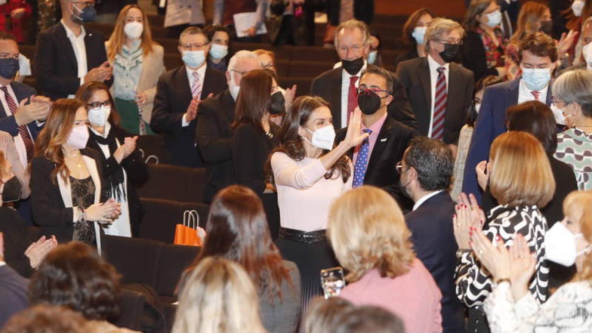 Aplausos a la reina en su entrada en el Auditorio. RAMIRO