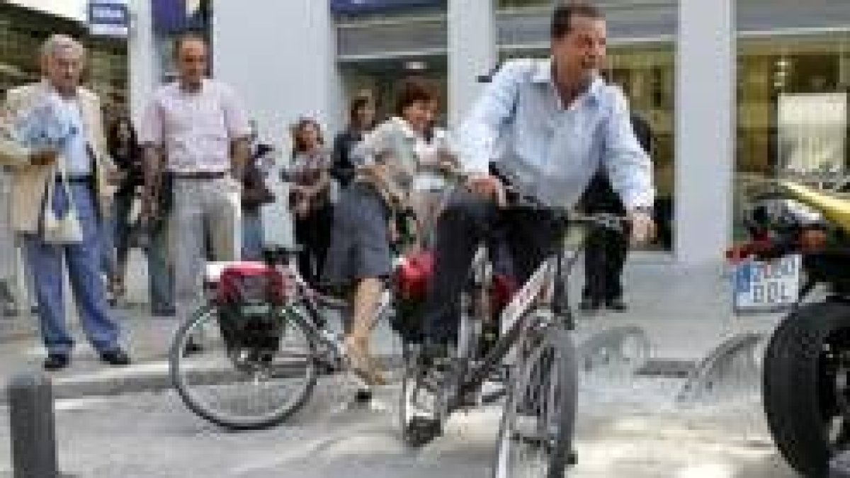 Covadonga Soto y Mario Amilivia recorrieron Ordoño en bicicleta para dar ejemplo a los ciudadanos
