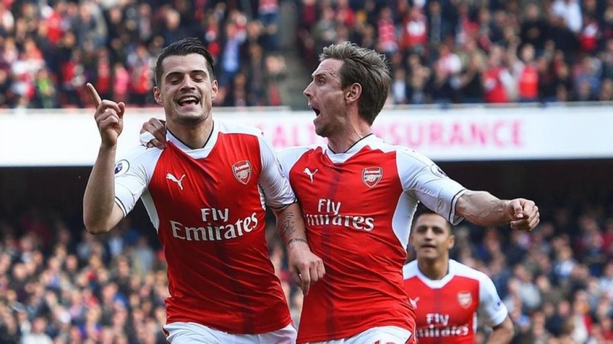 Xhaka, a la izquierda, celebra con Monreal el primer gol del Arsenal ante el Manchester United.