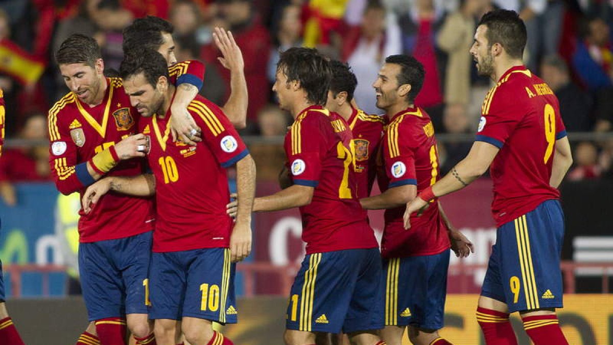 Los jugadores de la Selección celebran el gol de Xavi que, prácticamente, les da el billete para el Mundial de Brasil.