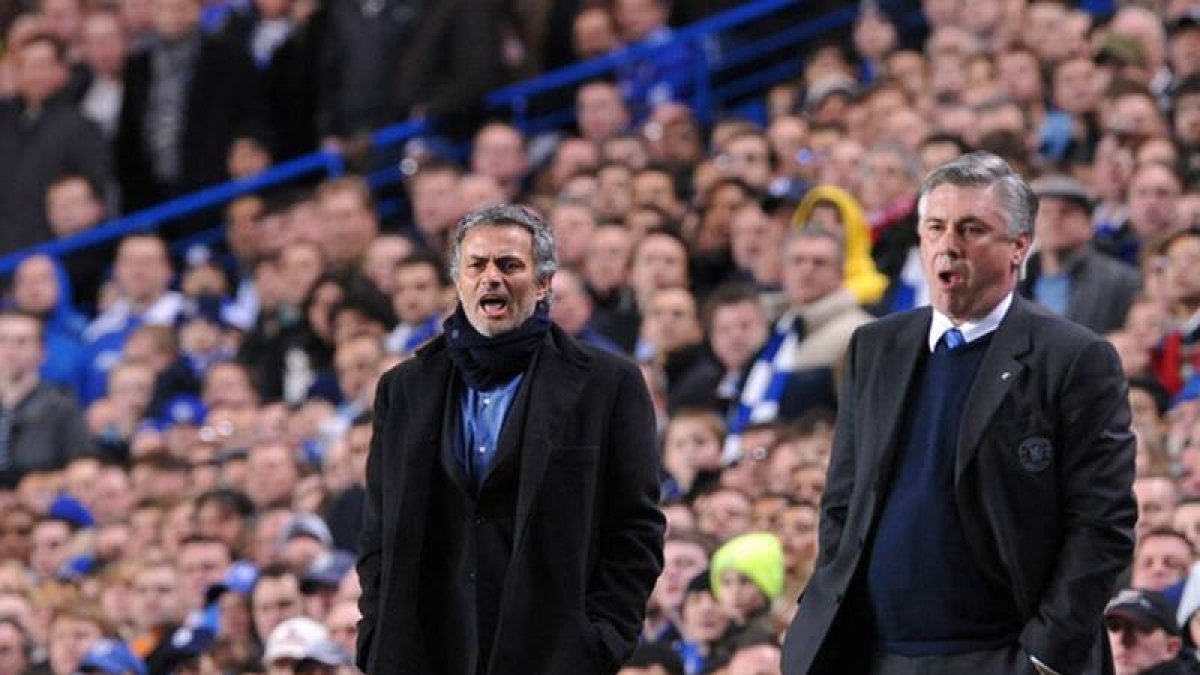 Jose Mourinho, entonces entrenador del Milan, y Carlo Ancelotti, que entrenaba al Chelsea, en un partido de Champions el 16 de marzo del 2010, en Stamford Bridge.