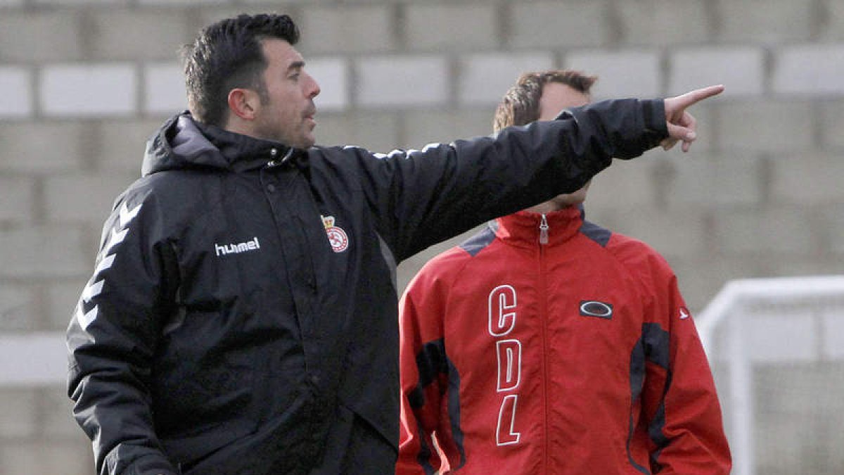 El entrenador de la Cultural prepara el trascendental partido del domingo ante la UD Logroñés.