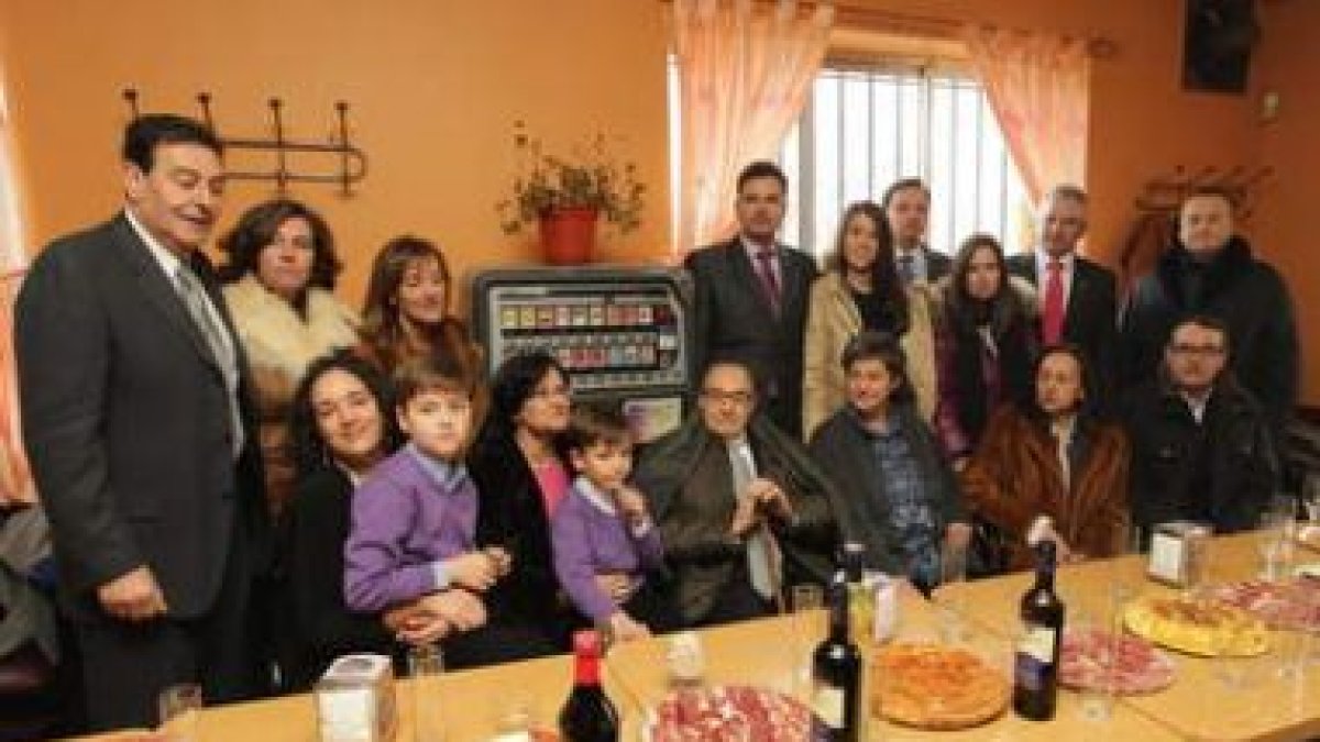 Miguélez (en el centro con bastón), con su familia.