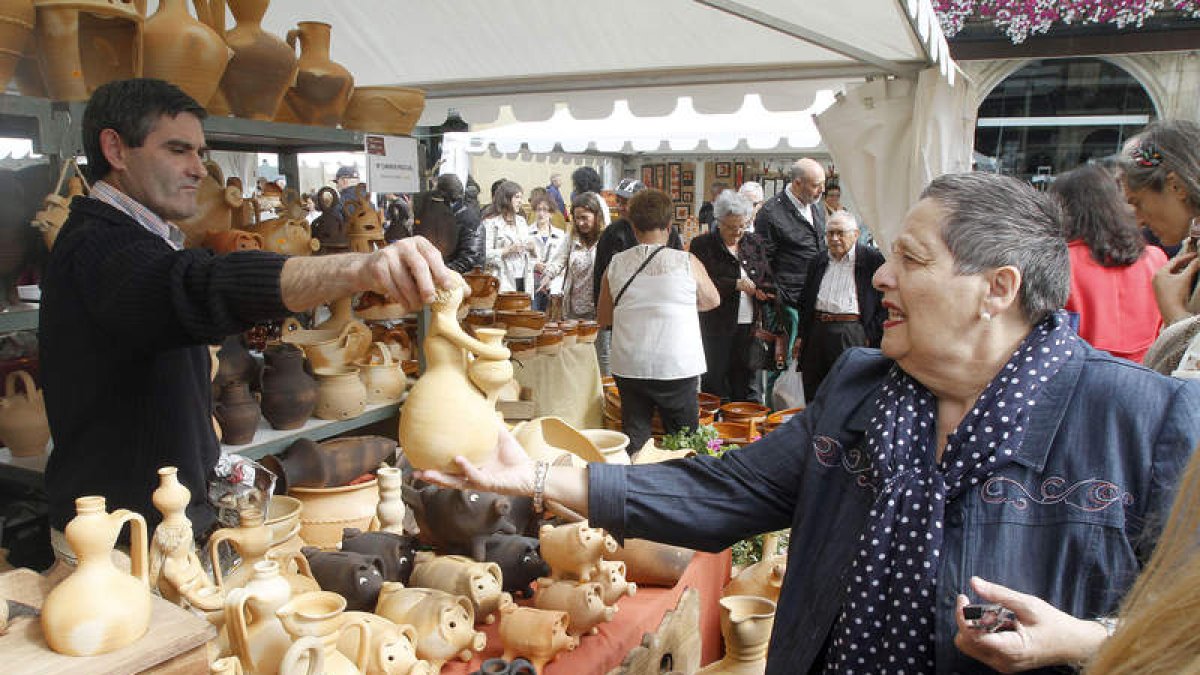 Los leoneses aprovecharon la jornada que cerraba el programa festivo para visitar la Feria de la Cerámica.