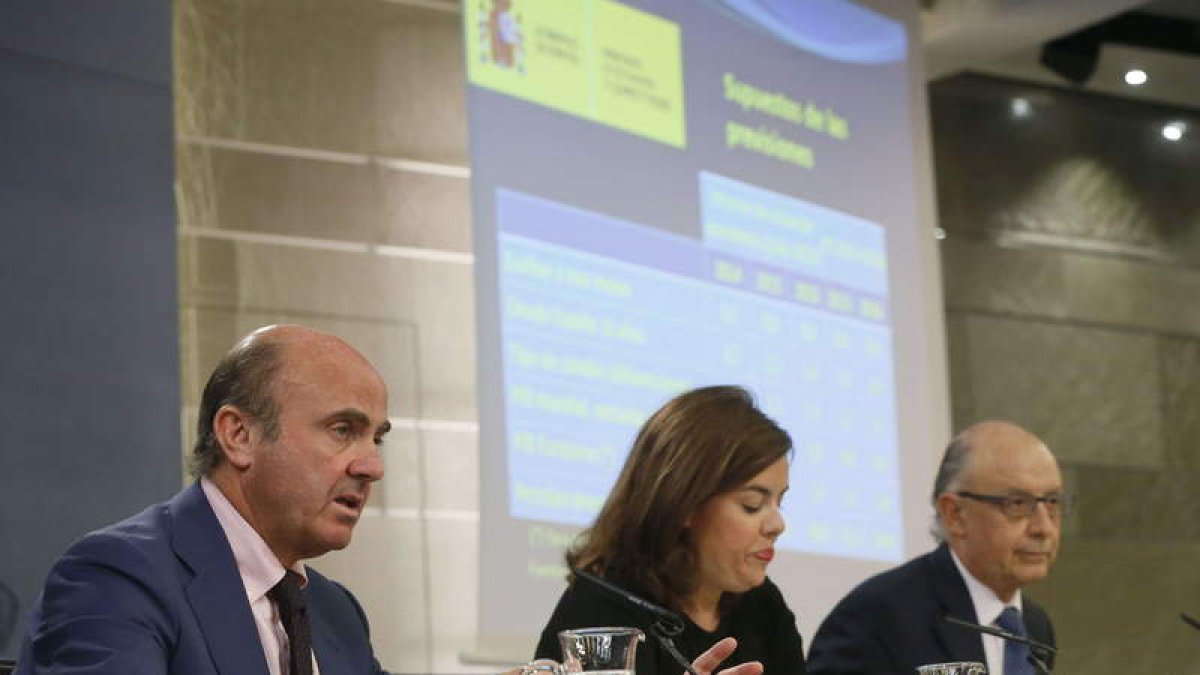 De Guindos, Sáenz de Santamaría y Montoro, tras el Consejo de Ministros.