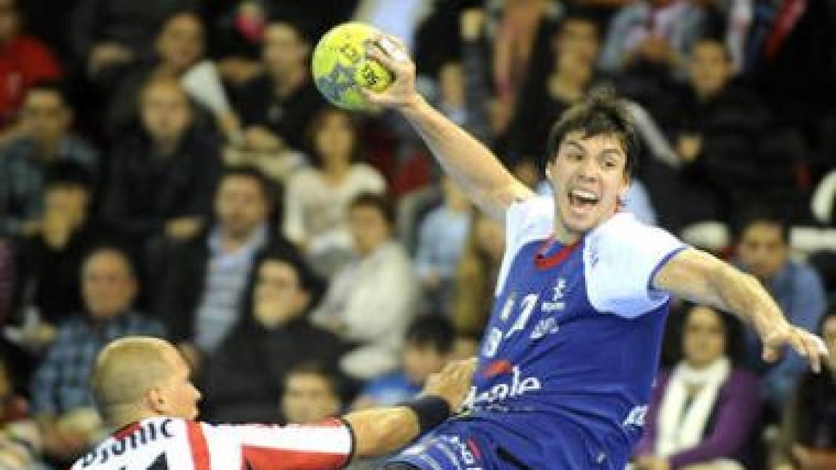 El lateral Mikel Aguirrezabalaga colaboró ayer a la victoria del Ademar con cinco tantos.
