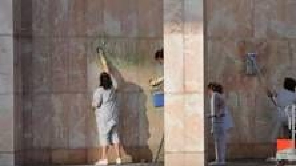 Personal de limpieza de la Junta borra las pintadas pocas horas después de la concentración
