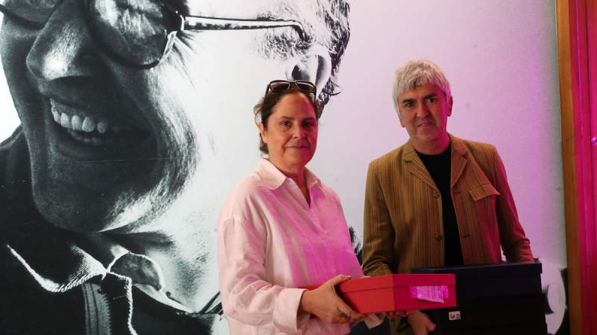 Rocío Pérez-Mínguez, sobrina del artista e impulsora de la donación, junto a Álex Diez, responsable de la Fundación Club 45. BENITO ORDÓÑEZ