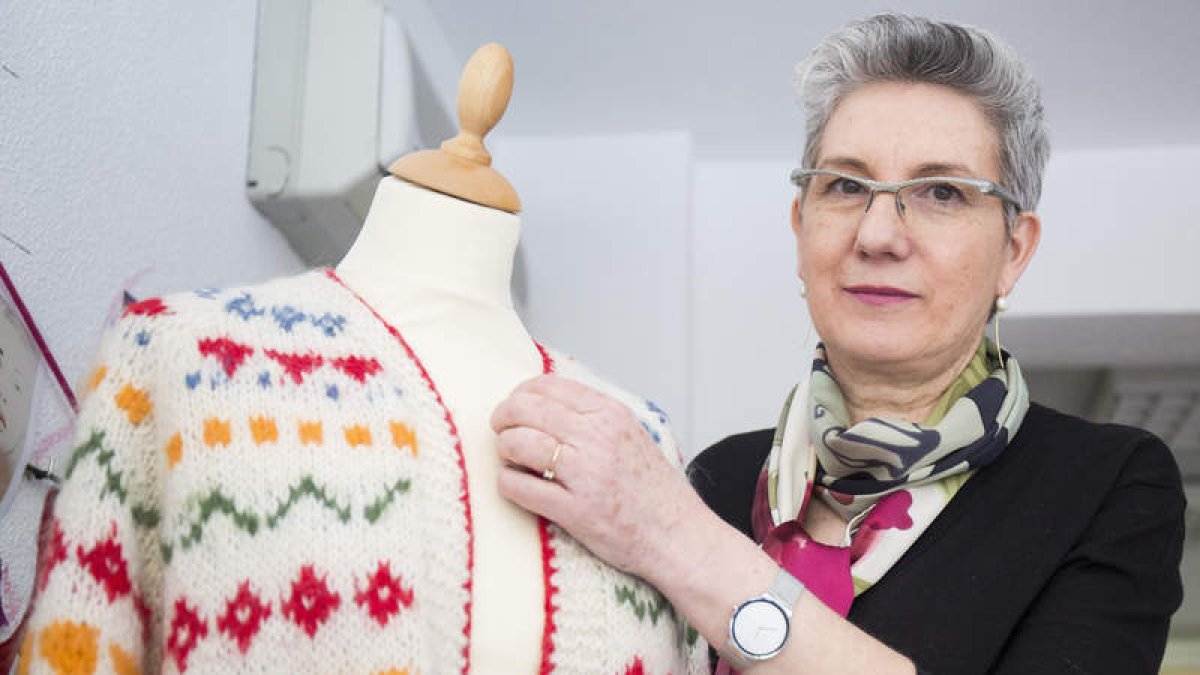Brezo Rodríguez, con una chaqueta de lana hecha a mano.
