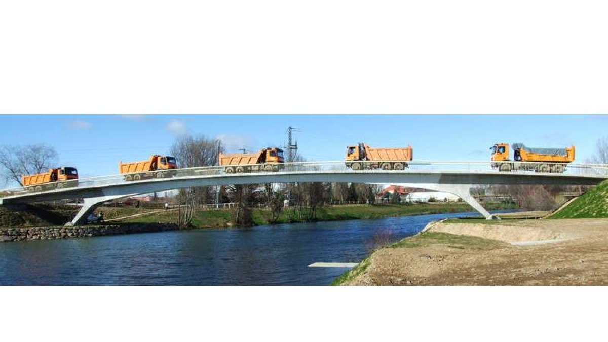 Cinco camiones se colocaron de forma progresiva sobre los puentes para comprobar su resistencia.