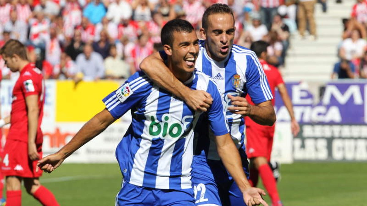 Fofo celebra en compañía de Alberto Aguilar el primer gol que marcó ayer. El atacante depotivista tocó sutilmente con el tacón en un servicio de Jonathan Ruiz y batió a Pichu Cuéllar tras dar el balón en el palo.