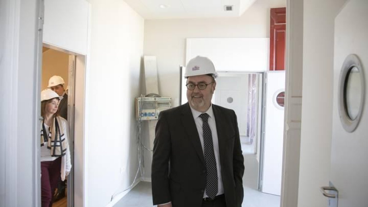 El consejero de Educación, Fernando Rey, visita el Centro Integral de Formación Profesional 'Rodríguez Fabrés' acompañado por el alcalde de la ciudad, Carlos García Carbayo