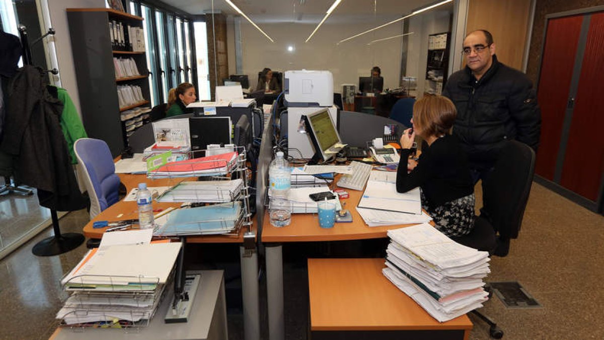 Trabajadores en la zona ampliada y nueva del Ayuntamiento.