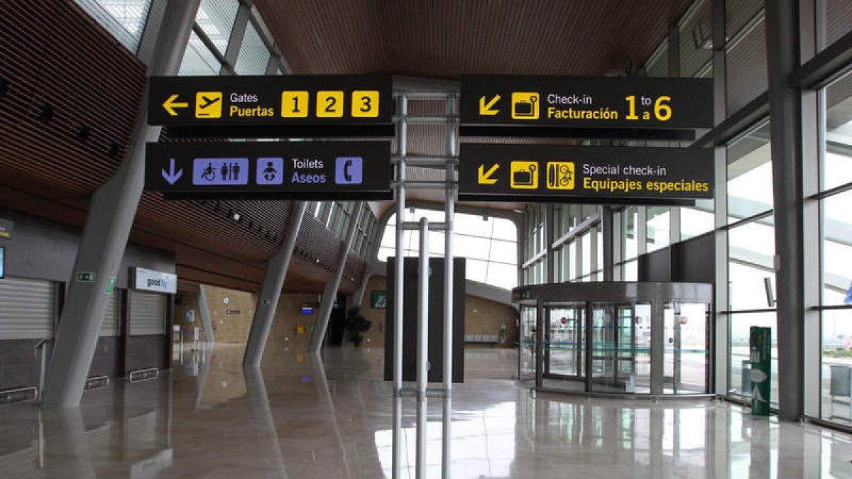 El stand de Good Fly en el aeropuerto de León —al fondo— está cerrado desde hace semanas.