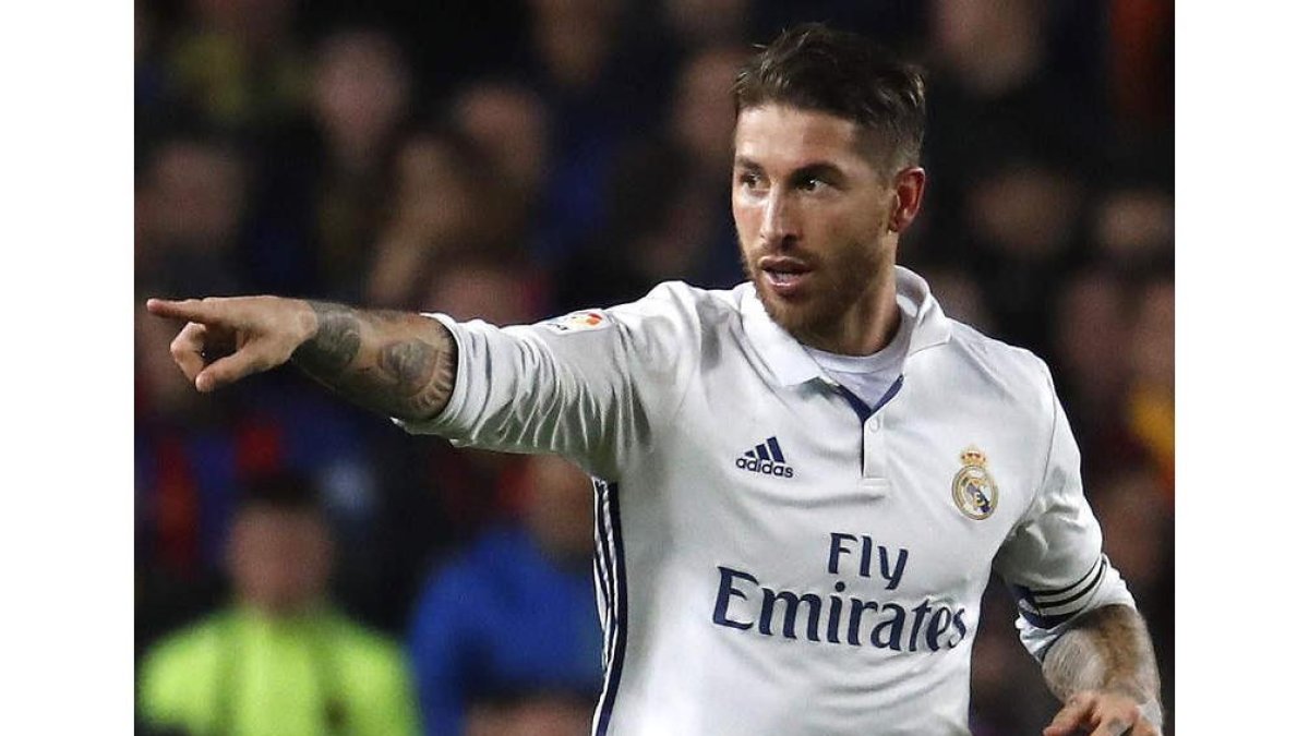 Sergio Ramos celebra su gol, el del empate, ante el Barcelona en el Camp Nou. ALBERTO ESTÉVEZ