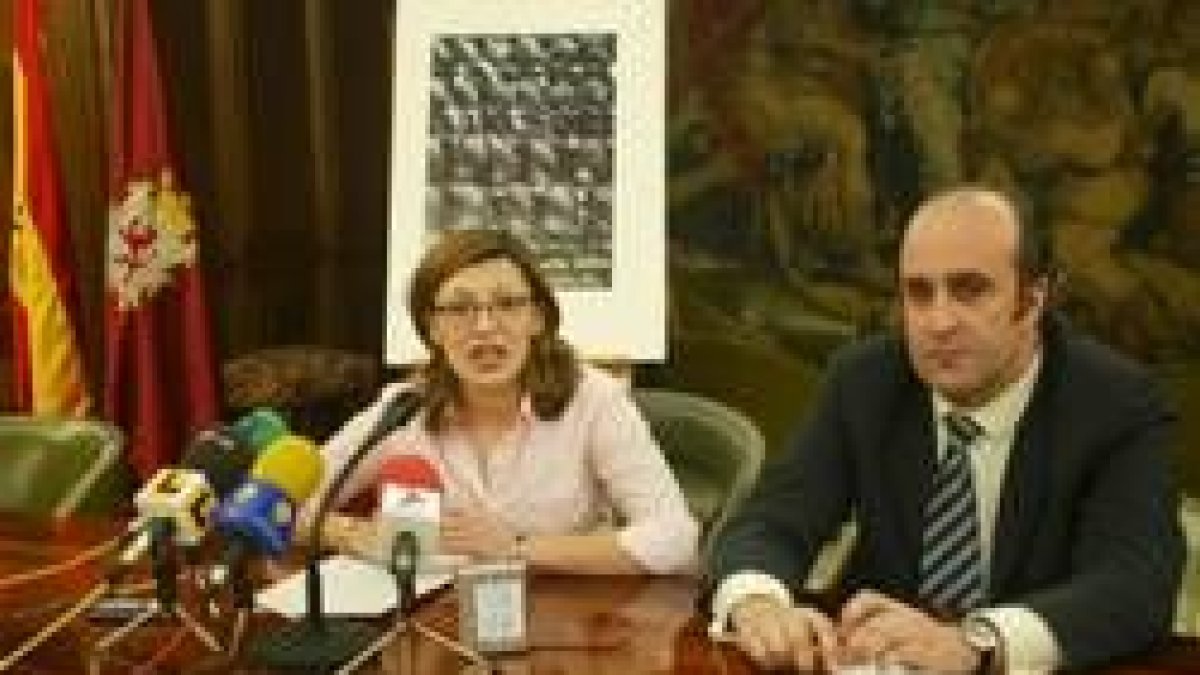 Un momento de la charla sobre la importancia de las cofradías, con el padre Albano en el centro