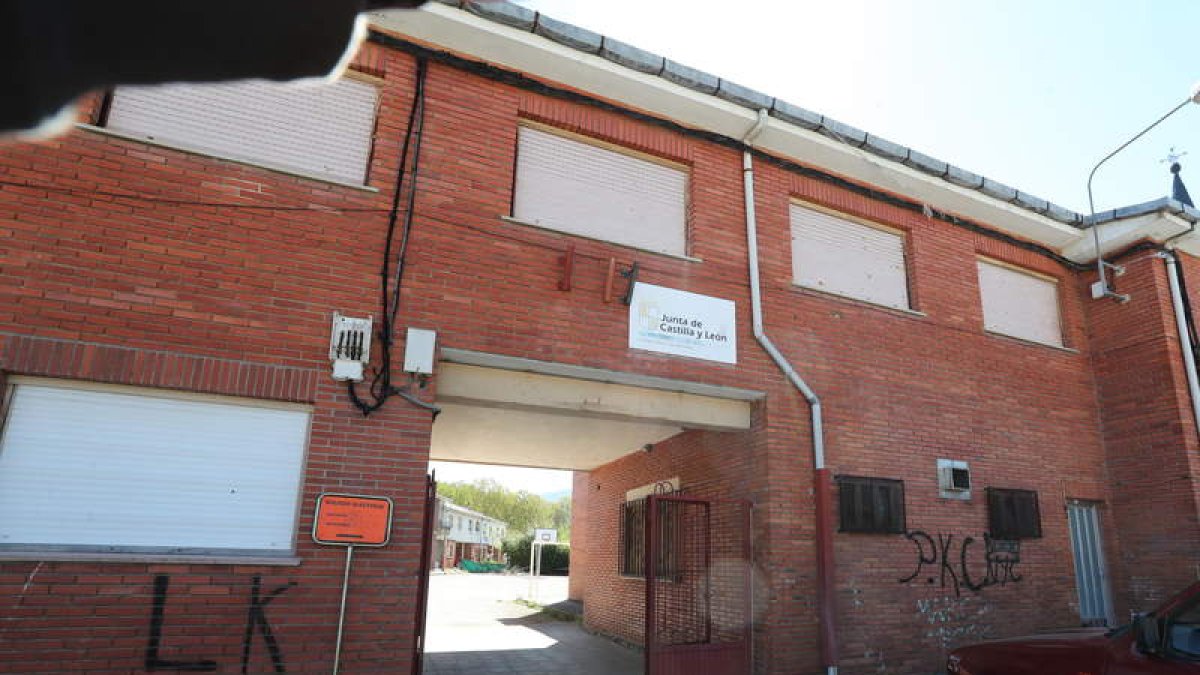 Colegio electoral de San Miguel de las Dueñas y, en el círculo, detalle de uno de los lazos amarillos. L. DE LA MATA