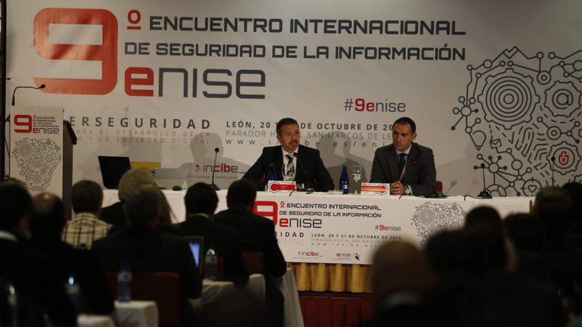 El director general del Incibe, Miguel Rego, y el director del CNPIC, Fernando José Sánchez, inauguraron ayer el Enise.