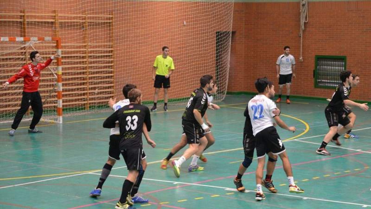 El Cuatro Valles en su partido ante el Valladolid. DL