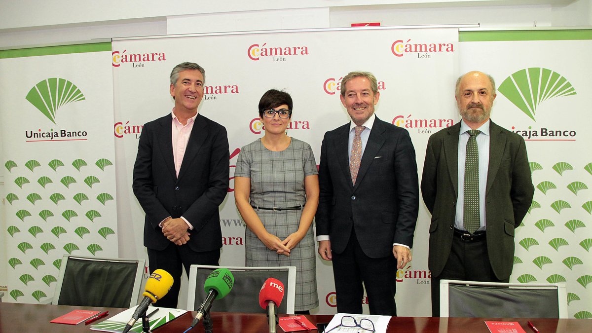 Javier Vega(CD), presidente de la Cámara de Comercio de León y Margarita Serna(CI), directora de Unicaja Banco presentan la VI Edición de los Premios a la Excelencia Exportadora 2019. PEIO GARCÍA