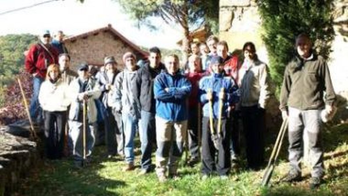 Miembros de Promonumenta e internos de Mansilla en el exterior de la iglesia de Robledo de la Guzpeñ