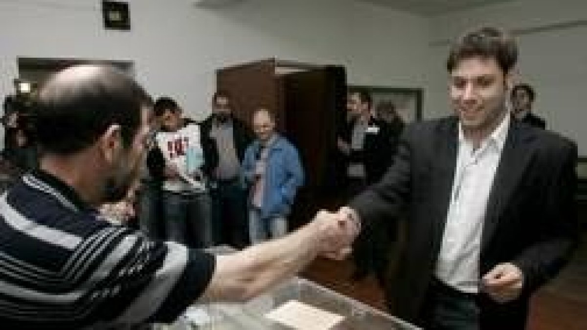Iván Alonso deposita su voto durante las pasadas elecciones