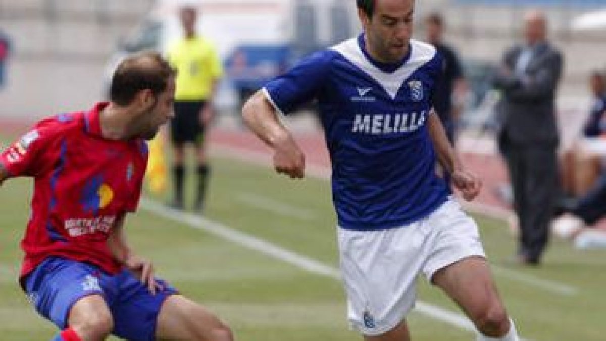 Carlos Ruiz (derecha), en un partido con el Melilla de esta temporada.