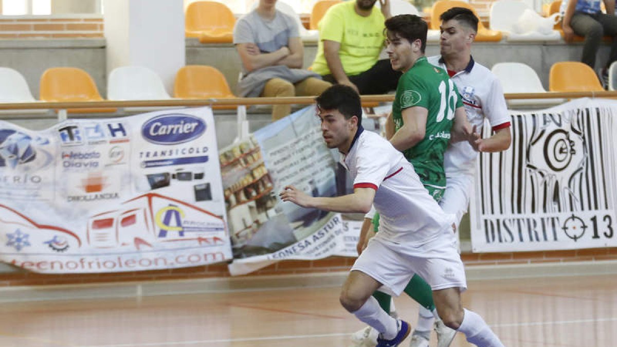 Alejo materializó el tercer gol de los trepalenses y dio el pase que supuso el cuarto. FERNANDO OTERO