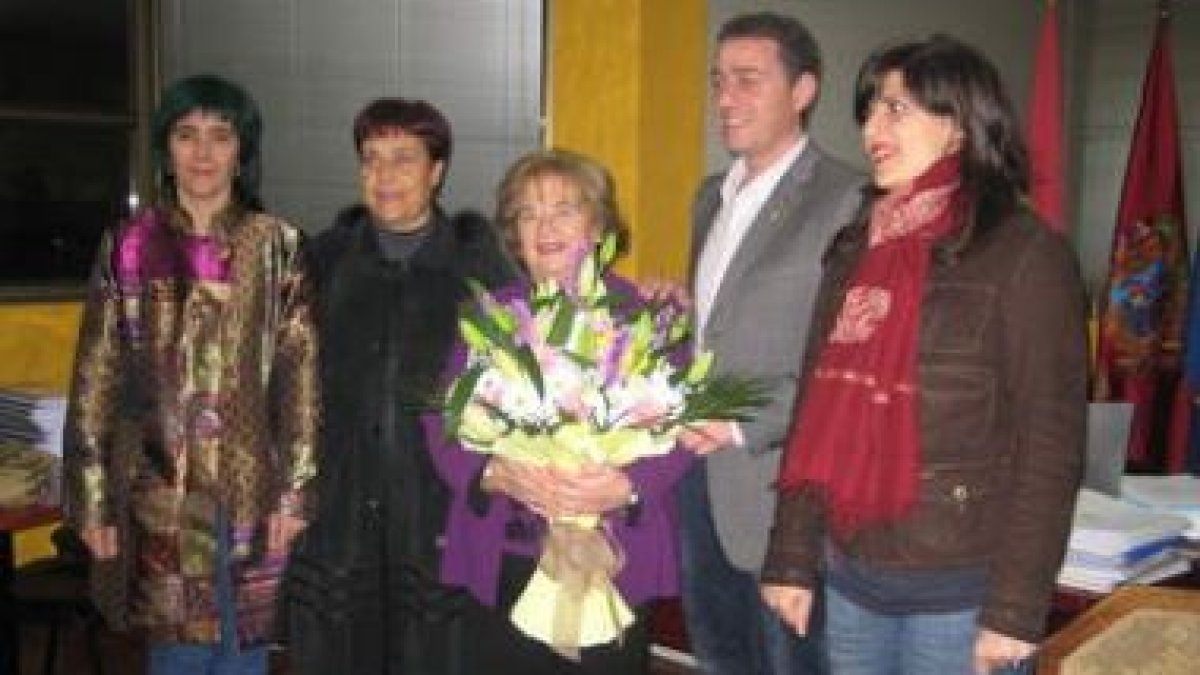 La periodista Yolanda Ordás, junto al alcalde, y las ediles, antes del pregón de fiestas.