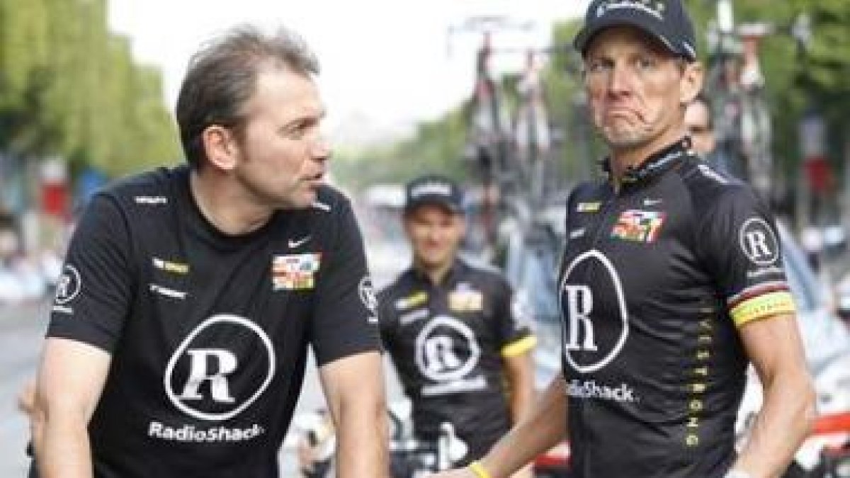 Armstrong, derecha, conversa con Johan Bruynel.