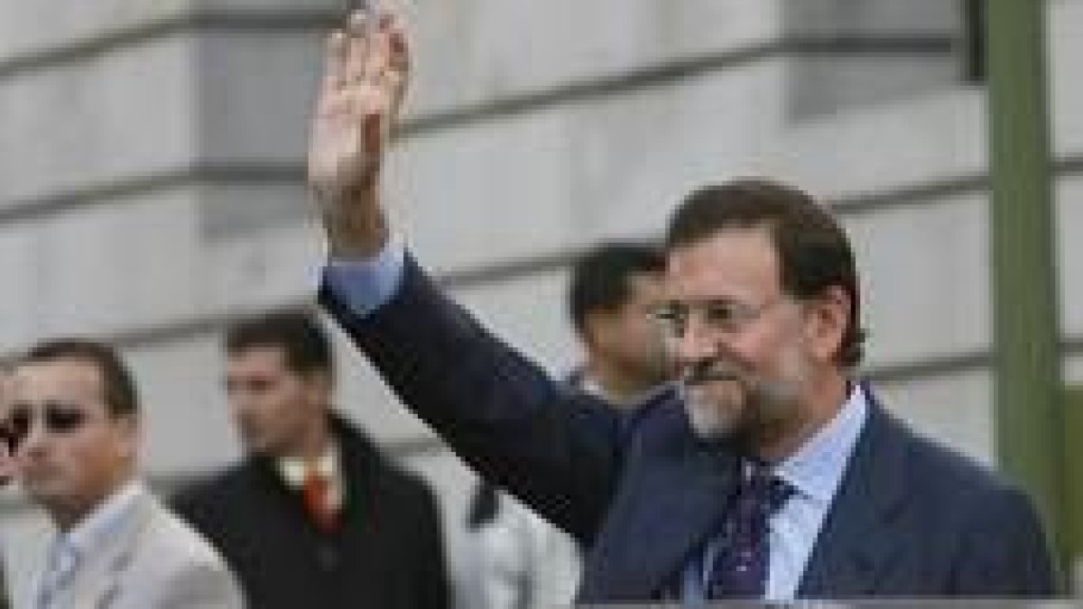 Rajoy saluda a un grupo de personas convocadas por la AVT en protesta por el atentado