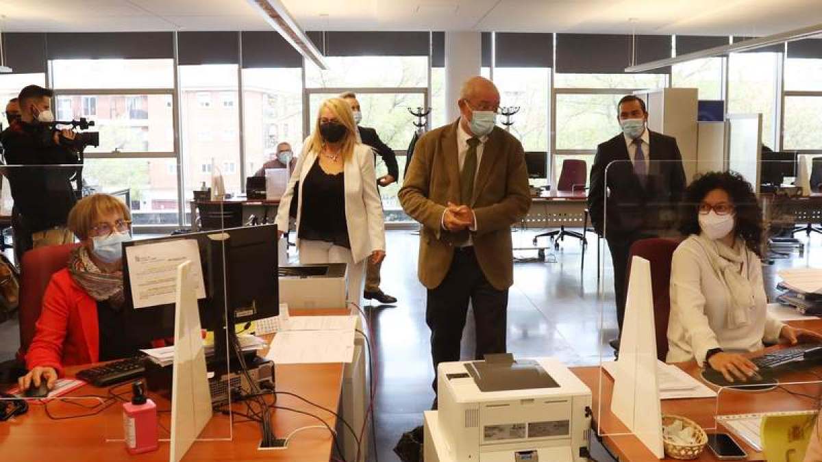 Igea visitó la Oficina de Asistencia en materia de Registro ayer en Salamanca. J.M. GARCÍA