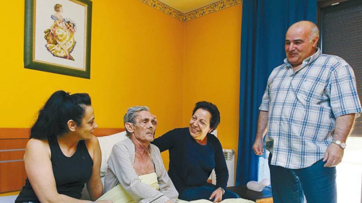 Ramón Cocera junto a su hija Marisa (izquierda), Encina Alonso y Ricardo Butrón, de enfermería, fue derivado por Neumología a Hospitalización a Domicilio.