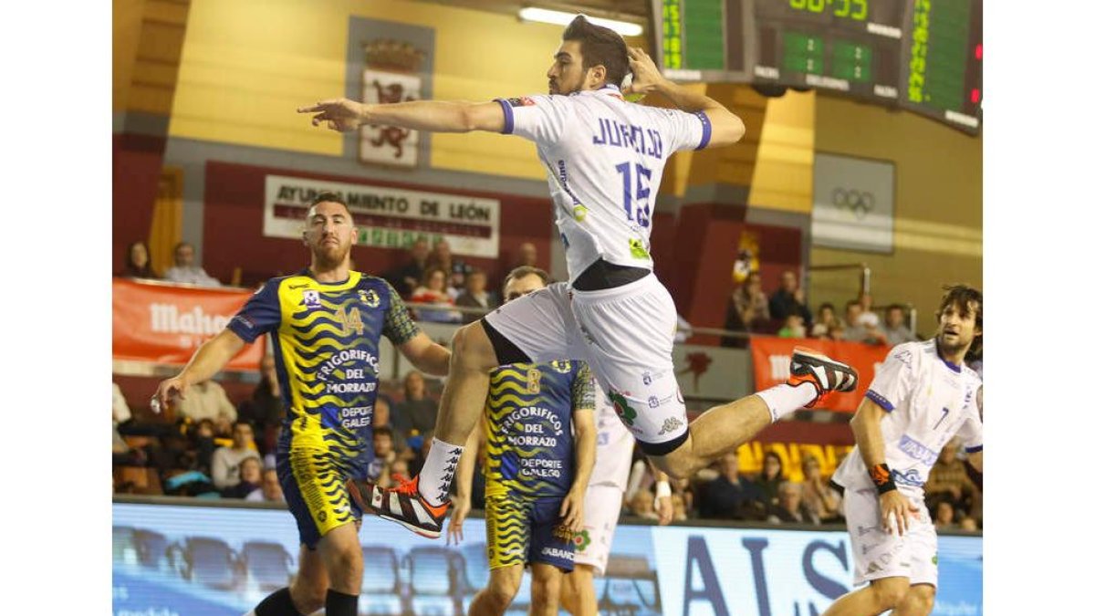Juanjo Fernández lanza a portería durante el partido ante el Cangas del pasado sábado. JESÚS F. SALVADORES