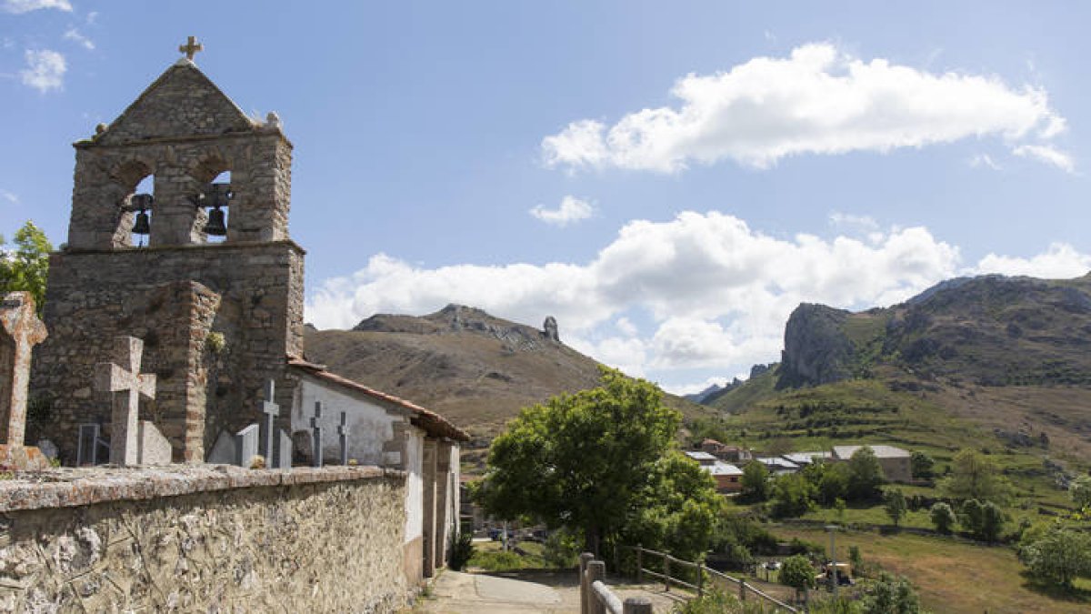 Ocupa rural en la iglesia de Villafeliz de Babia. F. Otero Perandones.