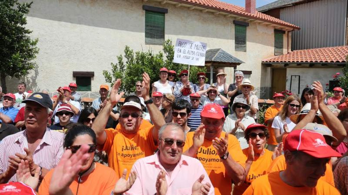 El pueblo rompe en un aplauso al conocer que el traslado del menor no se haría efectivo.