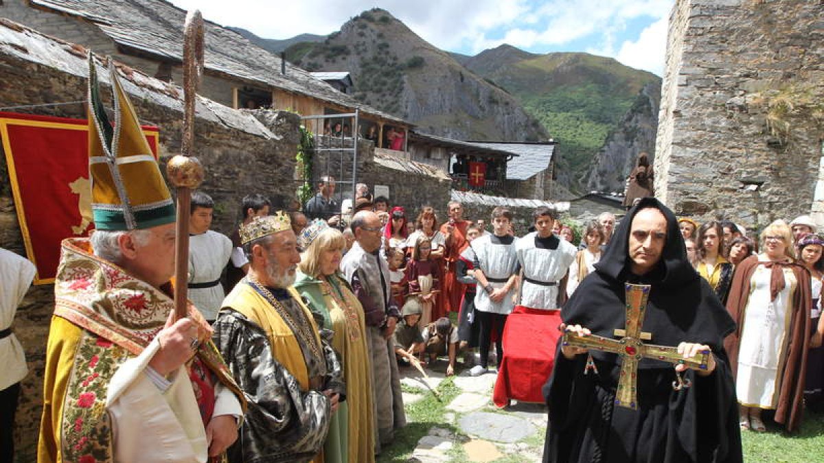 Representación de la entrega de la Cruz de Peñalba de Santiago. L. DE LA MATA