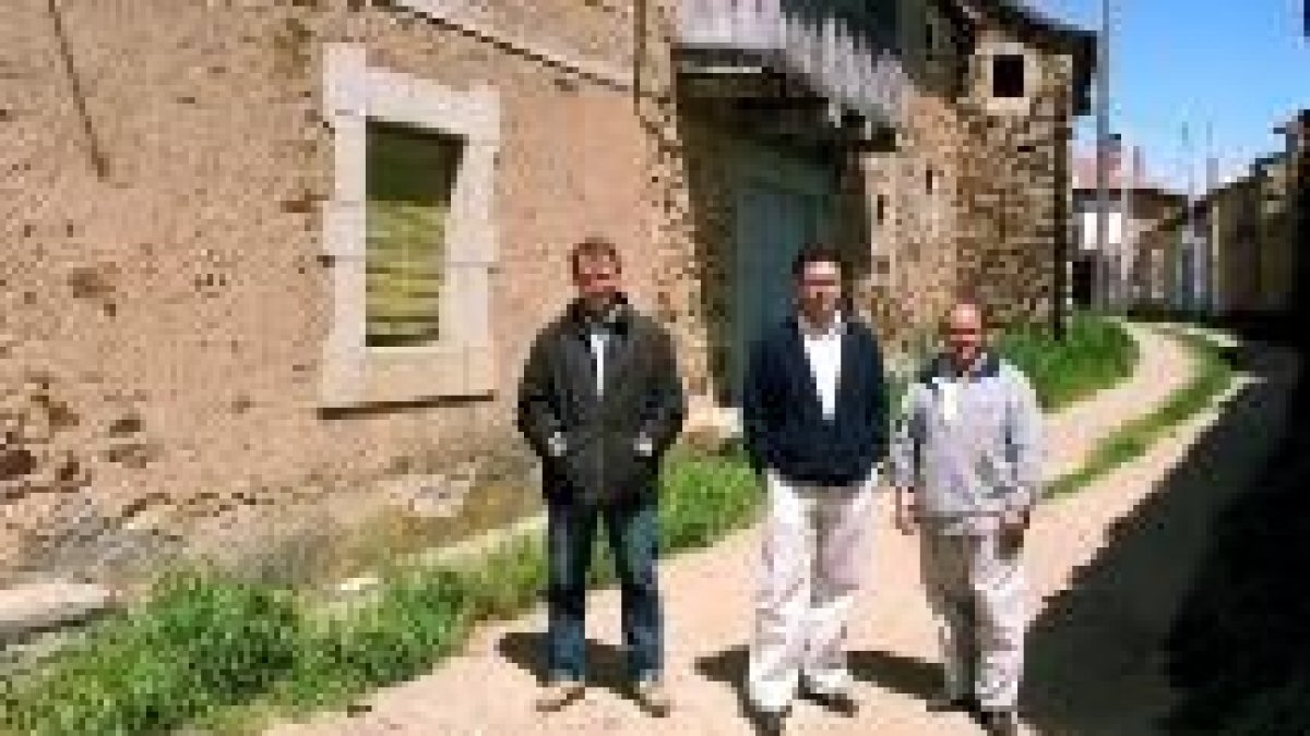 Salvadores, Nieto y Carbajo posan en la calle El Pozo