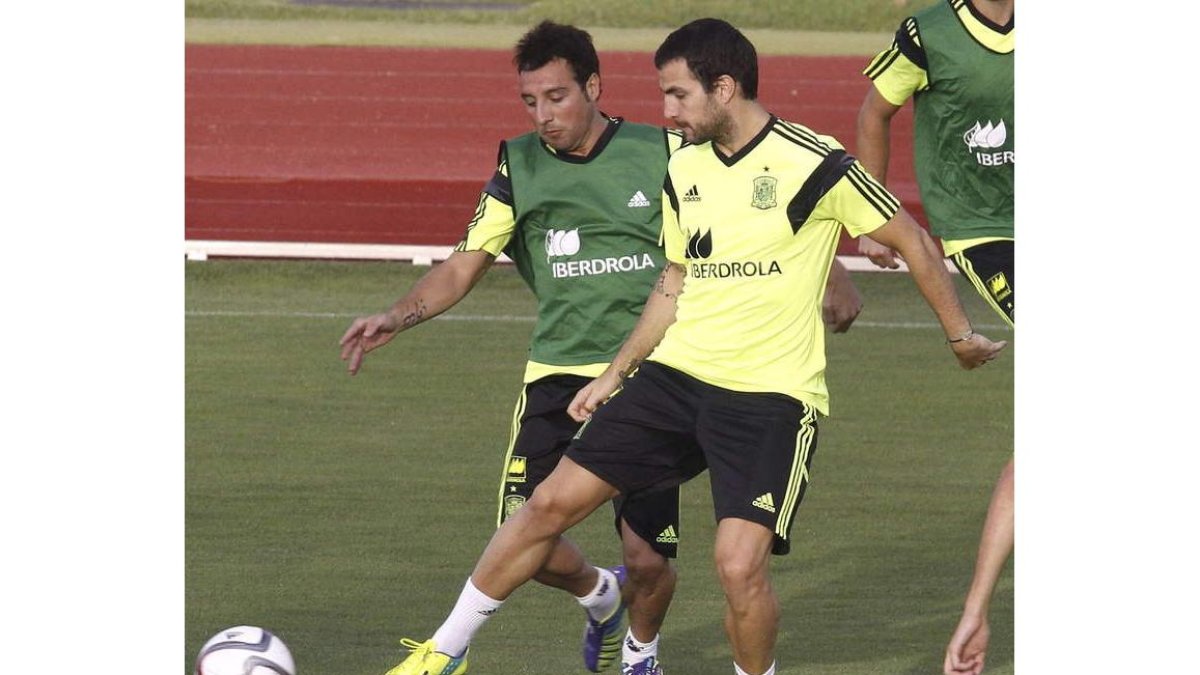 Cesc, a la derecha, es baja en la selección.