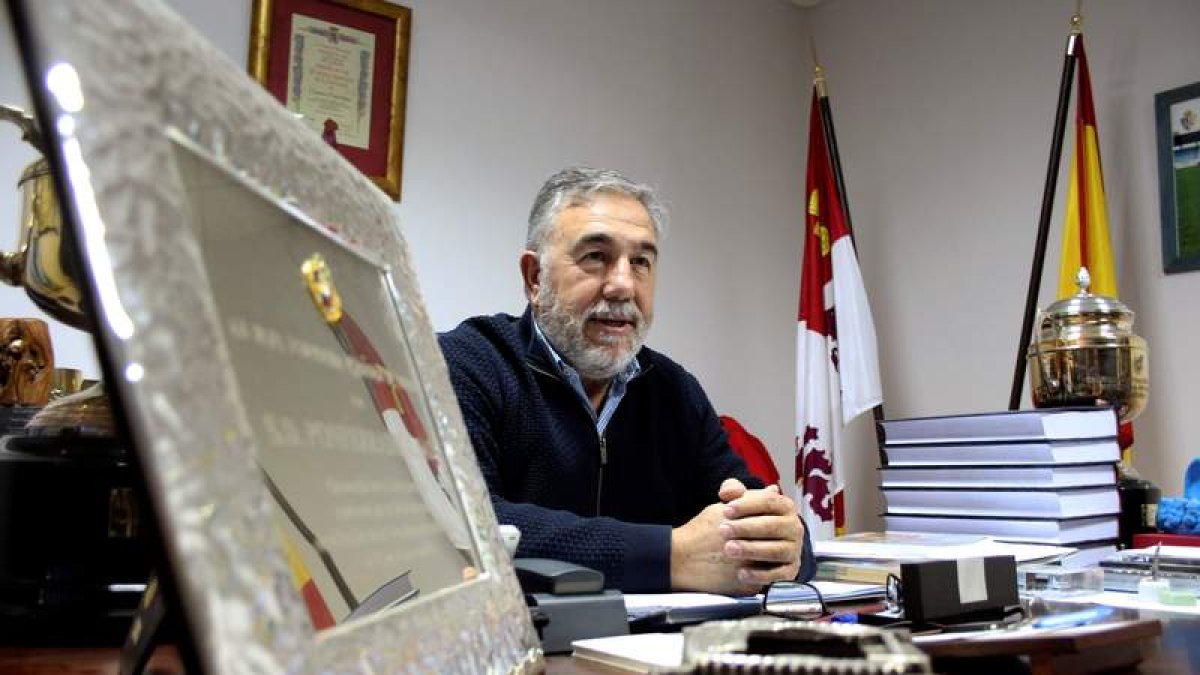 El presidente de la SD Ponferradina, José Fernández, confía en que el equipo se recupere en 2023. ANA F. BARREDO