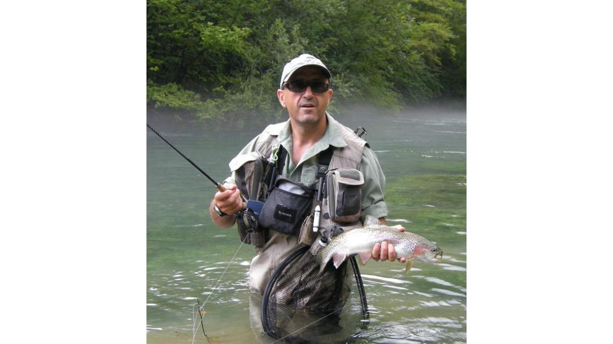 El pescador leonés Pablo Castro, con una de sus capturas.