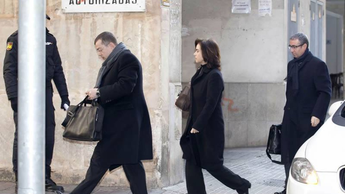 El exsocio de Iñaki Urdangarin en el Instituto Nóos, Diego Torres, acompañado de su mujer, Ana María Tejeiro, a su llegada hoy a los juzgados de la capital balear.