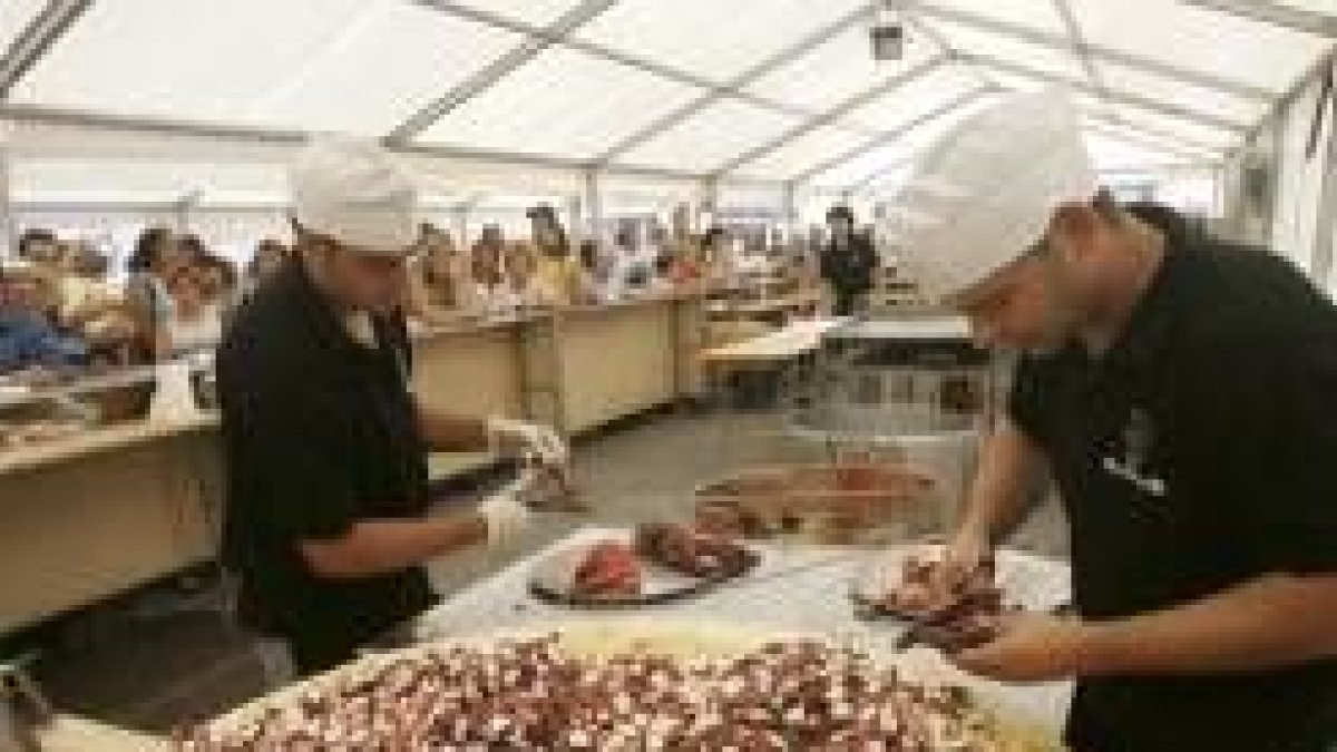 La tapa gigante de pulpo se vació en cuestión de minutos ante el aluvión de gente congregada