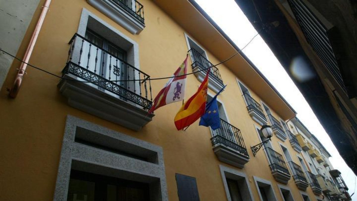 Fachada del Hotel Los Templarios