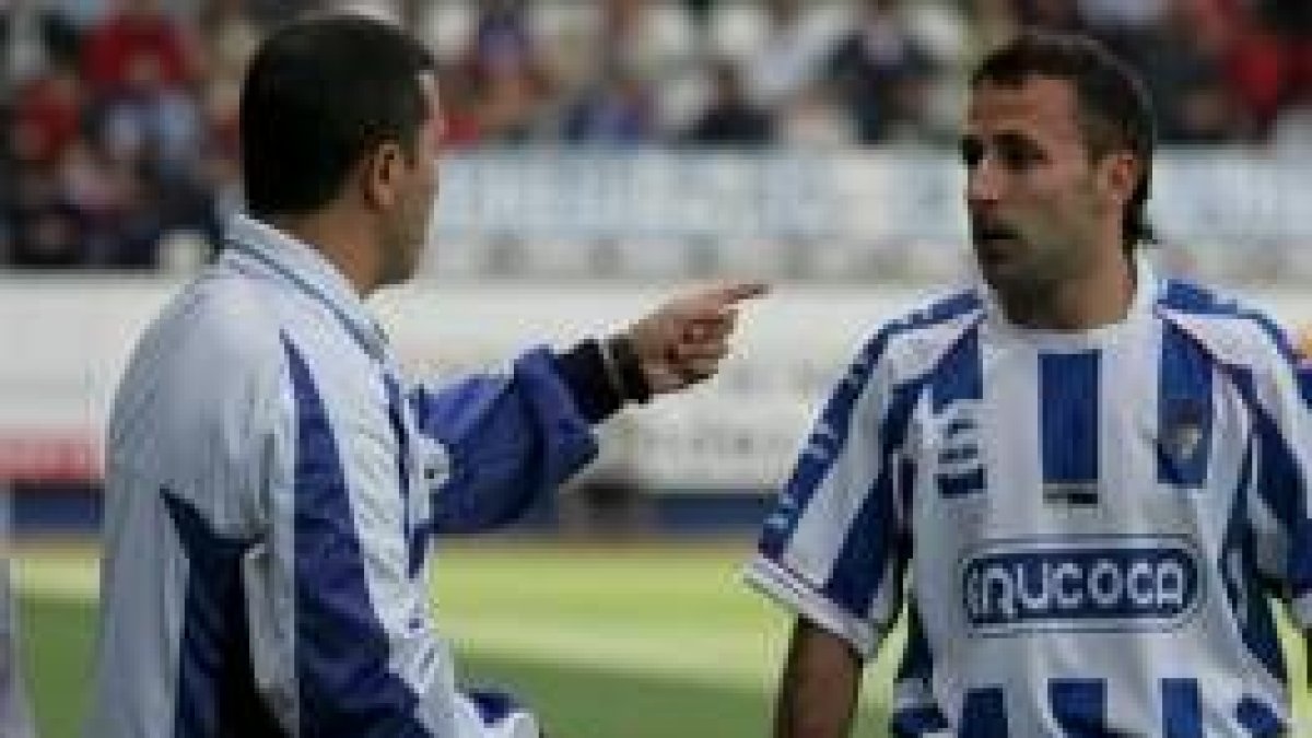 El técnico local da instrucciones a Jechu para forzar la quinta amarilla